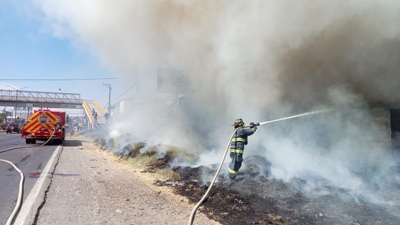 Incendio de pastizal alcanza bodega y maquinaria, en Morelia 