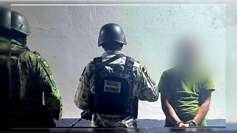 Atrapan a hombre con fusil y granada, en Apatzingán  