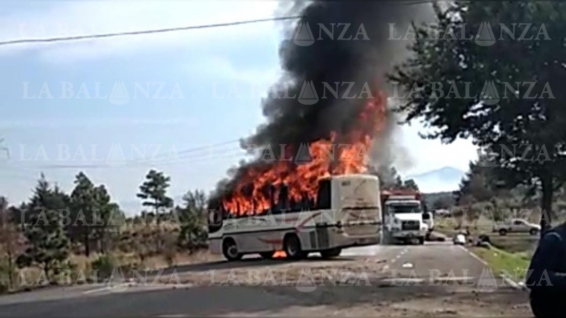 Comuneros prende fuego a autobús y bloquean carretera 
