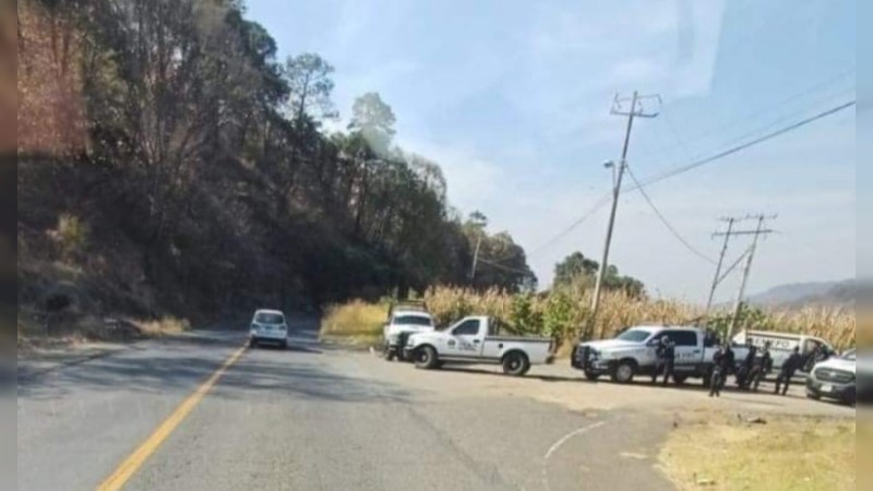 Tiran cadáver baleado, junto a carretera Uruapan-Lombardía 