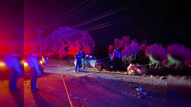Mueren 3 integrantes de una familia en choque sobre carretera Uruapan-Los Reyes