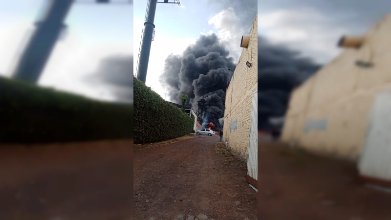 Incendio de llantas provoca movilización de corporaciones, en Morelia 