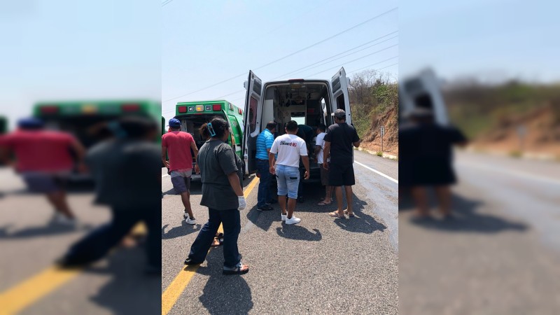 Choque en la Siglo XXI, en los límites de Michoacán y Guerrero, deja 5 heridos