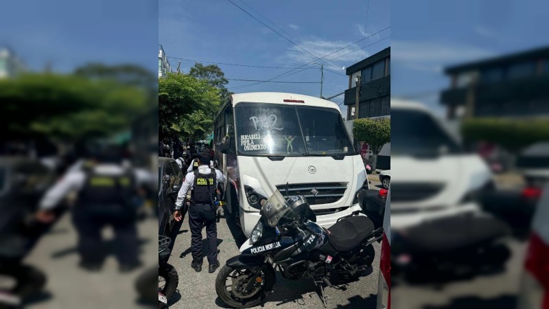 Microbús arrolla a hombre, en calles de Morelia 