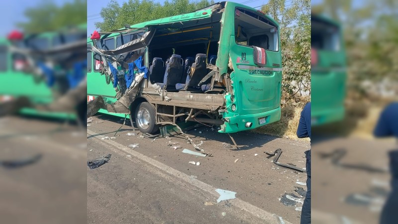 Choque de camión de transporte deja 14 heridos, en Tarímbaro