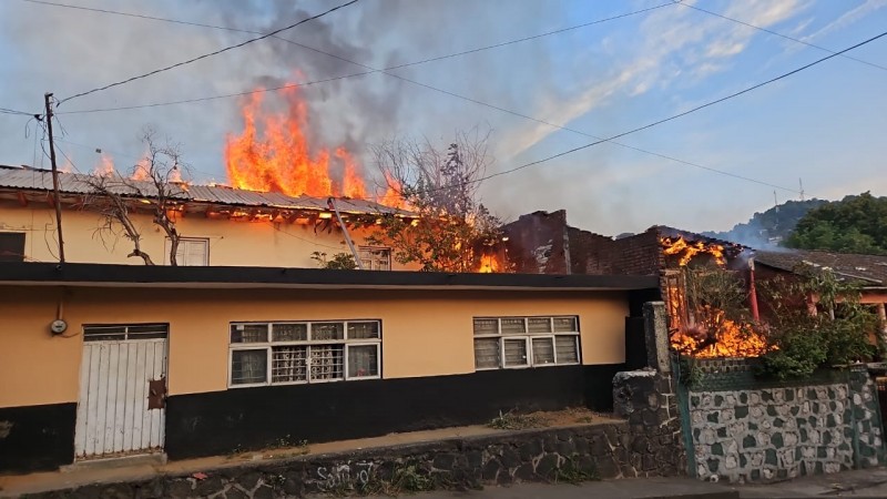 Incendio arrasa con vivienda, en Uruapan 