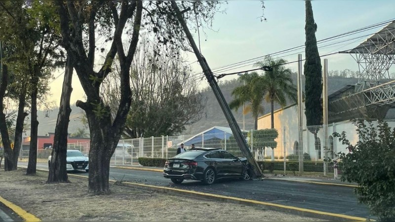Conductor impacta su auto contra poste, en Morelia  