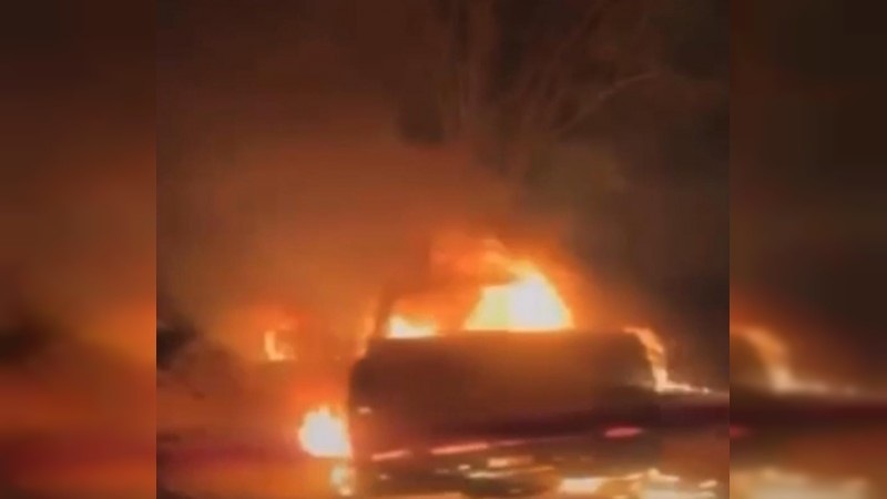Incendian 2 autos con 3 cuerpos decapitados, en su interior 