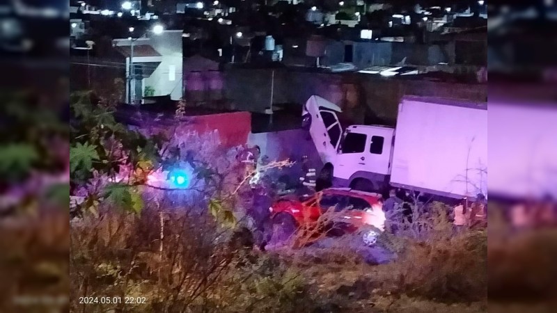 Camión embiste 3 autos, en Tarímbaro 