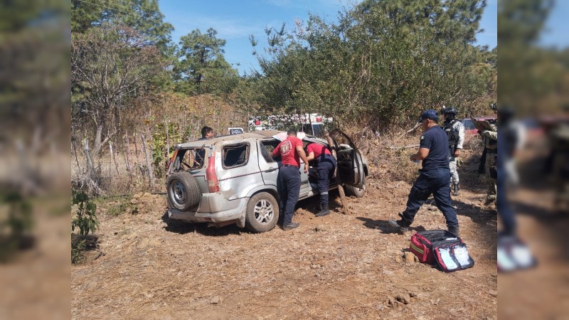 Una mujer lesionada en volcadura en la carretera Apatzingán-Acahuato