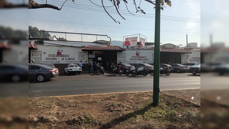 Asesinan a hombre a tiros dentro del mercado La Charanda, en Uruapan 