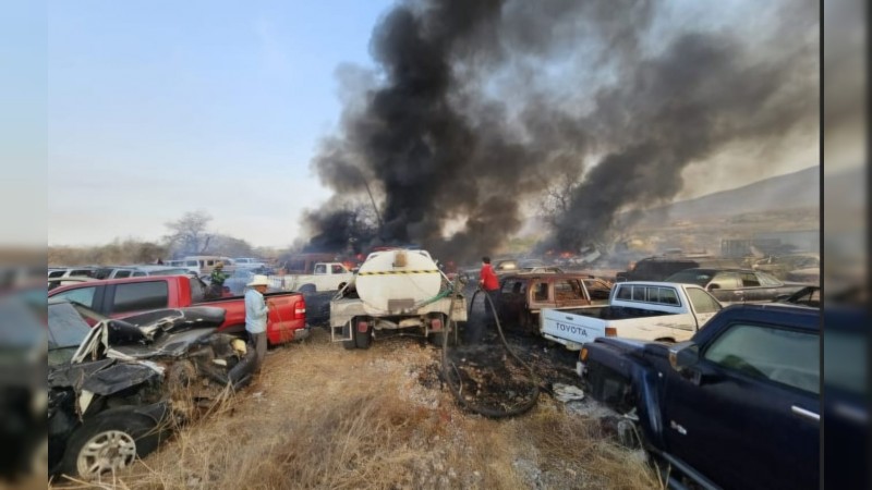 Incendio consume varios autos, en un corralón de Apatzingán 