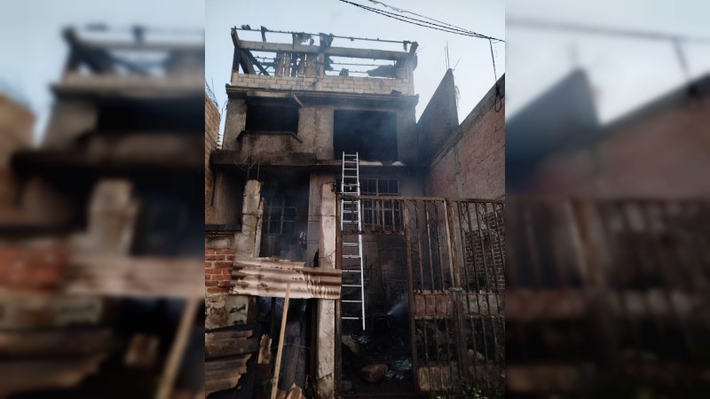 Bomberos de Zitácuaro combaten voraz incendio  