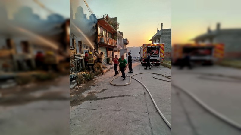Bomberos de Zitácuaro combaten voraz incendio  
