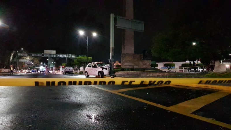 Muere taxista tras estrellarse contra un poste, en Morelia 
