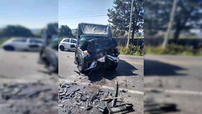 Chocan camionetas en Zitácuaro  