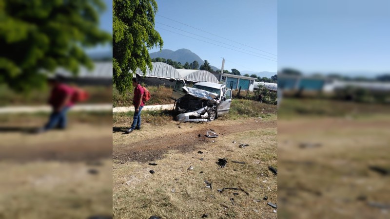 Chocan camionetas en Zitácuaro  