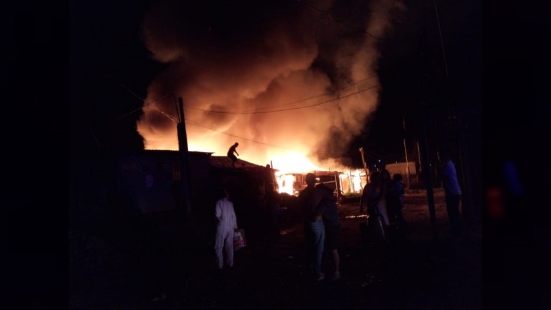 Incendio arrasa con viviendas, en Presa de Los Reyes 