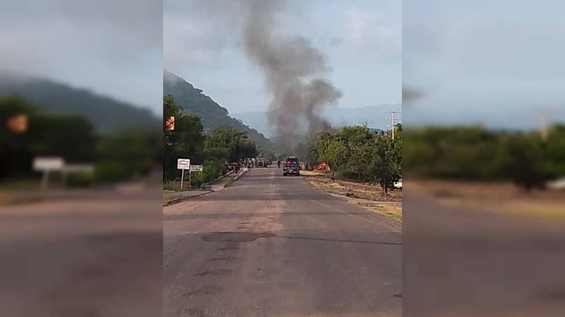 Atacan a policías en Aguililla; reportan varios muertos y patrullas quemadas  