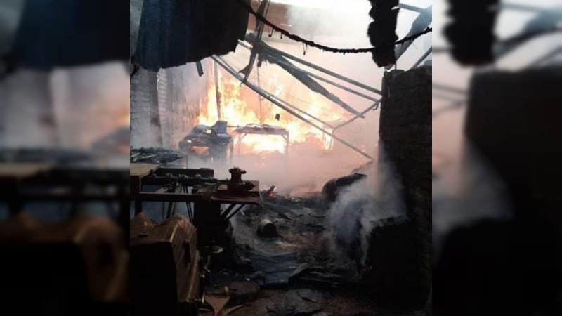 Incendio arrasa con carpintería, en Morelia 