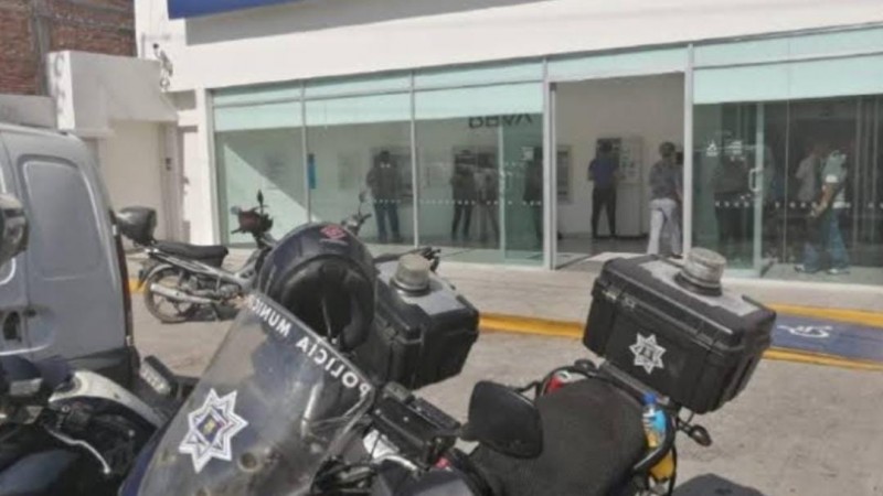 Atracan a cuentahabiente al salir del banco, en Morelia 