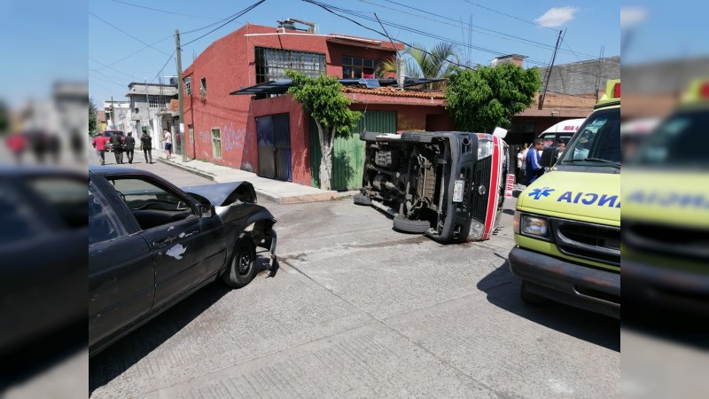 Volcadura de camioneta del servicio público deja 6 heridos, en Morelia 