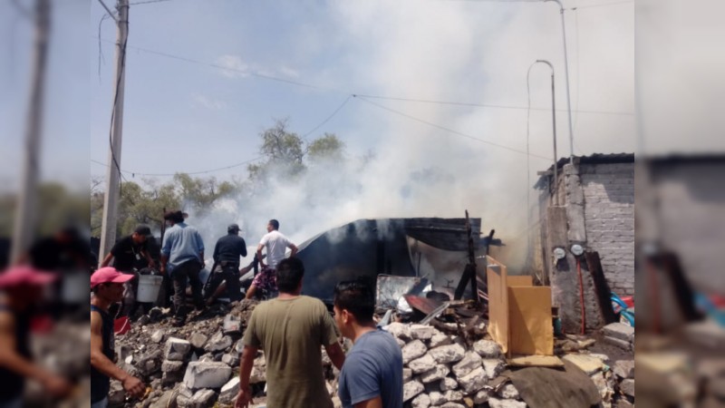 Incendio arrasa con humildes viviendas, en Presa de los Reyes 