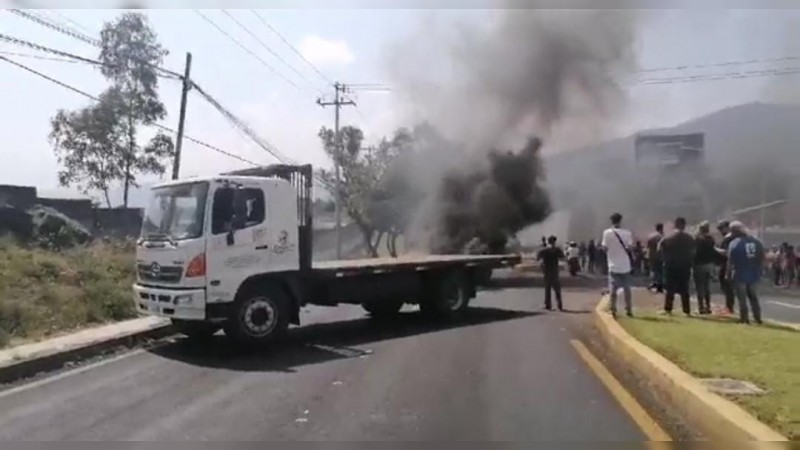 Se manifiestan cortadores de aguacate  desempleados, en Uruapan; bloquean vialidades con camiones  
