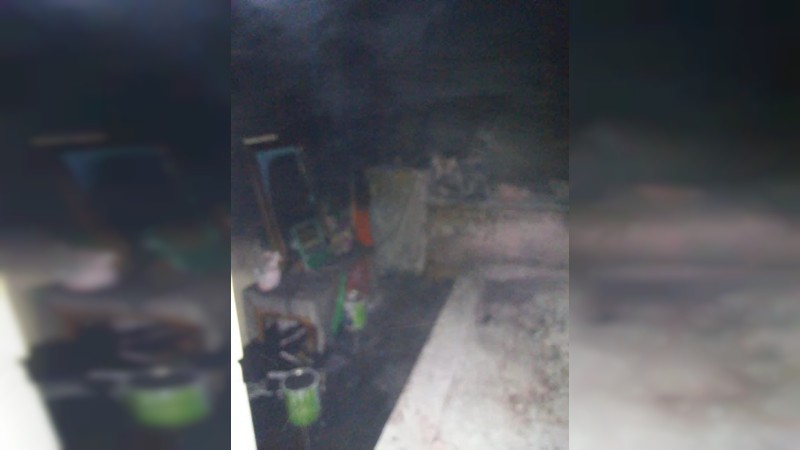 A cubetazos, policías sofocan incendio en vivienda de Morelia  
