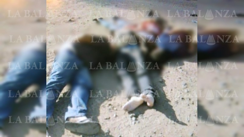 Identifican a 2 de los 5 cadáveres tirados en carretera de Cotija