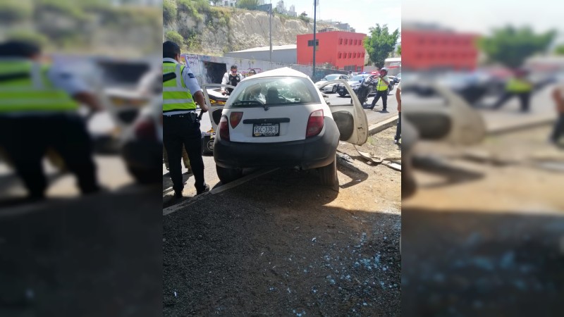 Se despedaza auto compacto, tras chocar contra base de puente, en Morelia  