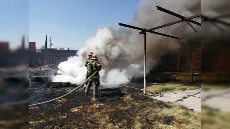 Se incendian llantas en Morelia 