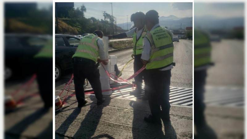 Agentes de Tránsito abanderan alcantarilla dañada para evitar accidentes, en Morelia 