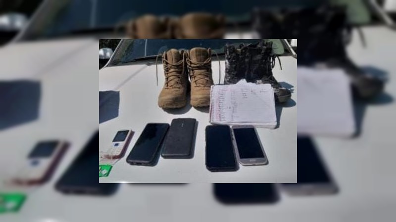 Policías aseguran camioneta con cartuchos, equipo táctico y celulares, en Zitacuaretiro  