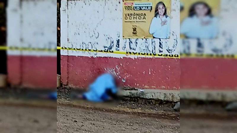 Matan a balazos a hombre, en calles de Tingüindín