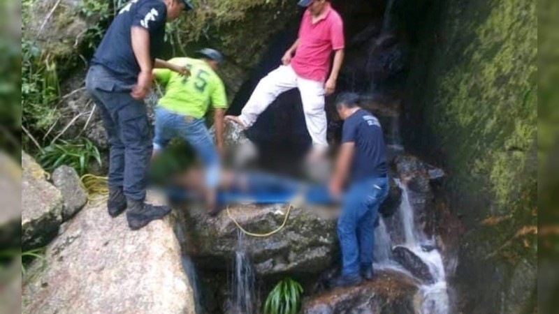 Muere al caer en cascada Tzararacuita de Uruapan