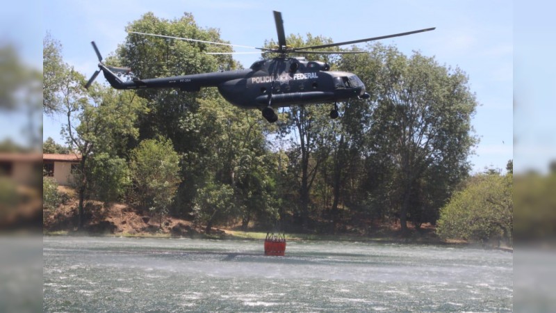 Llega a Michoacán helicóptero para apoyar en incendios forestales activos de Uruapan 