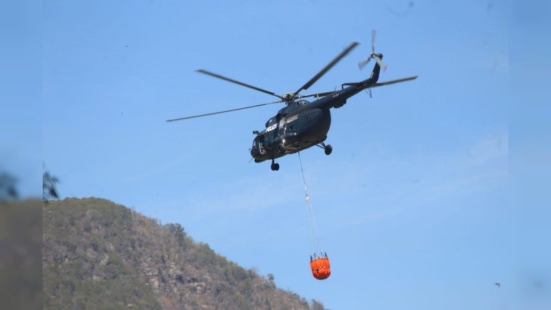 Arriba equipo aéreo a Tuxpan para atender incendios forestales