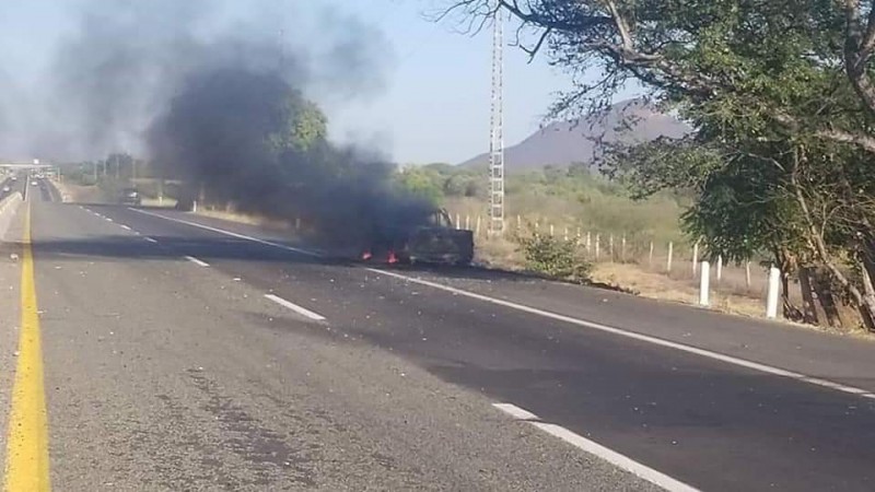 Arde vehículo sobre la carretera Cuatro Caminos-Múgica 