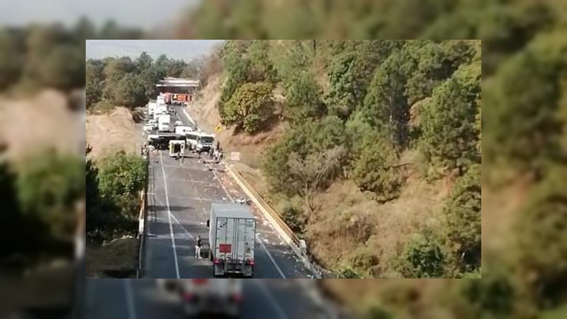 Un muerto y 5 heridos, saldo de choque entre camiones, en la Siglo 21 