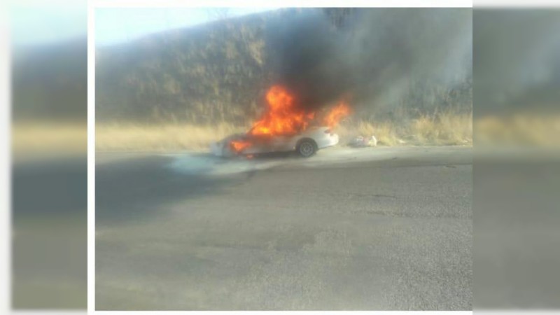 Se incendia auto en Tres Marías 