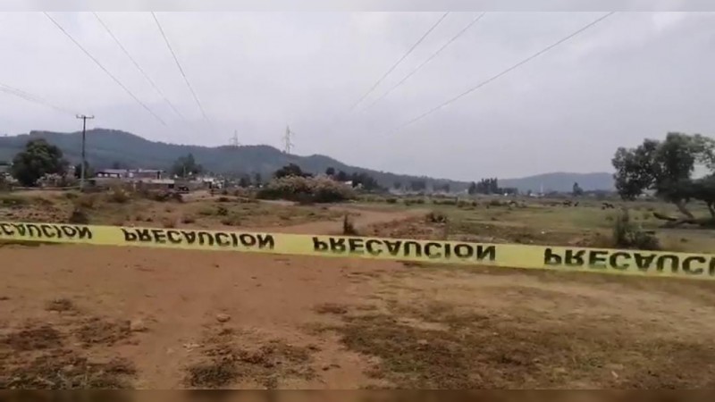 Encuentran cadáver envuelto en plástico, en Uruapan
