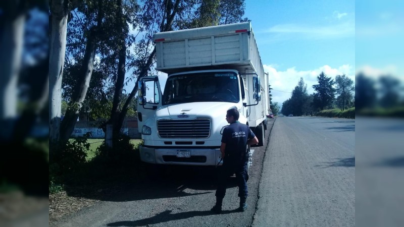 Localizan camión con reporte de robo, en Huiramba 