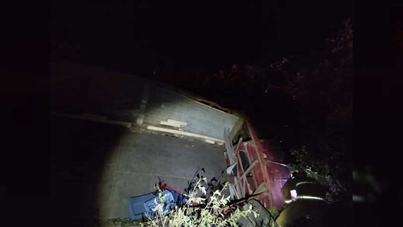 Muere chofer tras volcar el camión que conducía, en Zinapécuaro