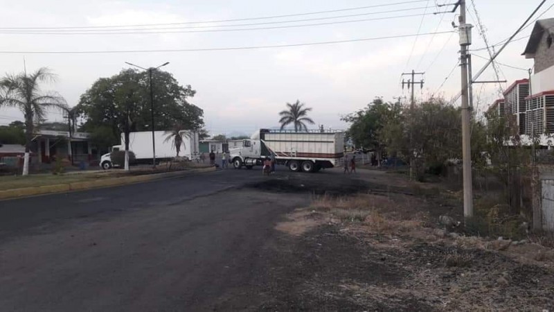 Nuevos bloqueos carreteros en Tierra Caliente  