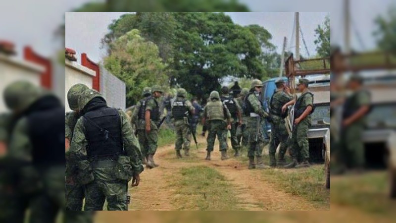 Militares y delincuentes se enfrentan, en Aguililla 