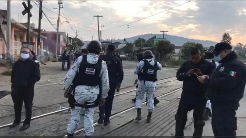 GN y Gobierno estatal retiran a normalistas de las vías férreas, en Uruapan