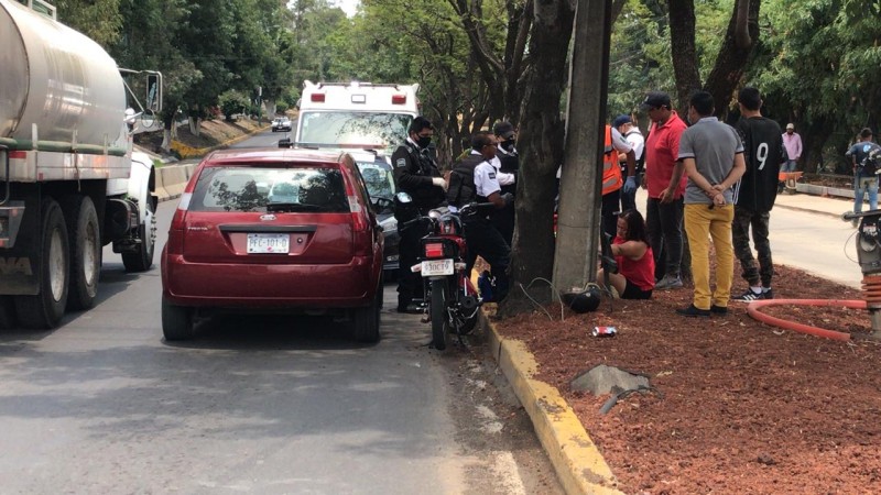 Choque entre auto y motocicleta deja 2 heridos, en Morelia 