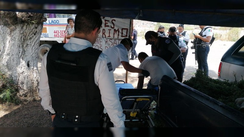 Camioneta choca contra puesto de elotes, en Morelia  