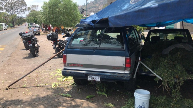 Camioneta choca contra puesto de elotes, en Morelia  
